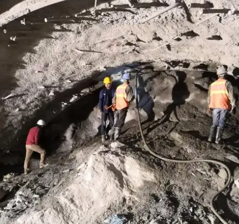 调楼镇拱顶带模注浆料的施工流程及注意事项